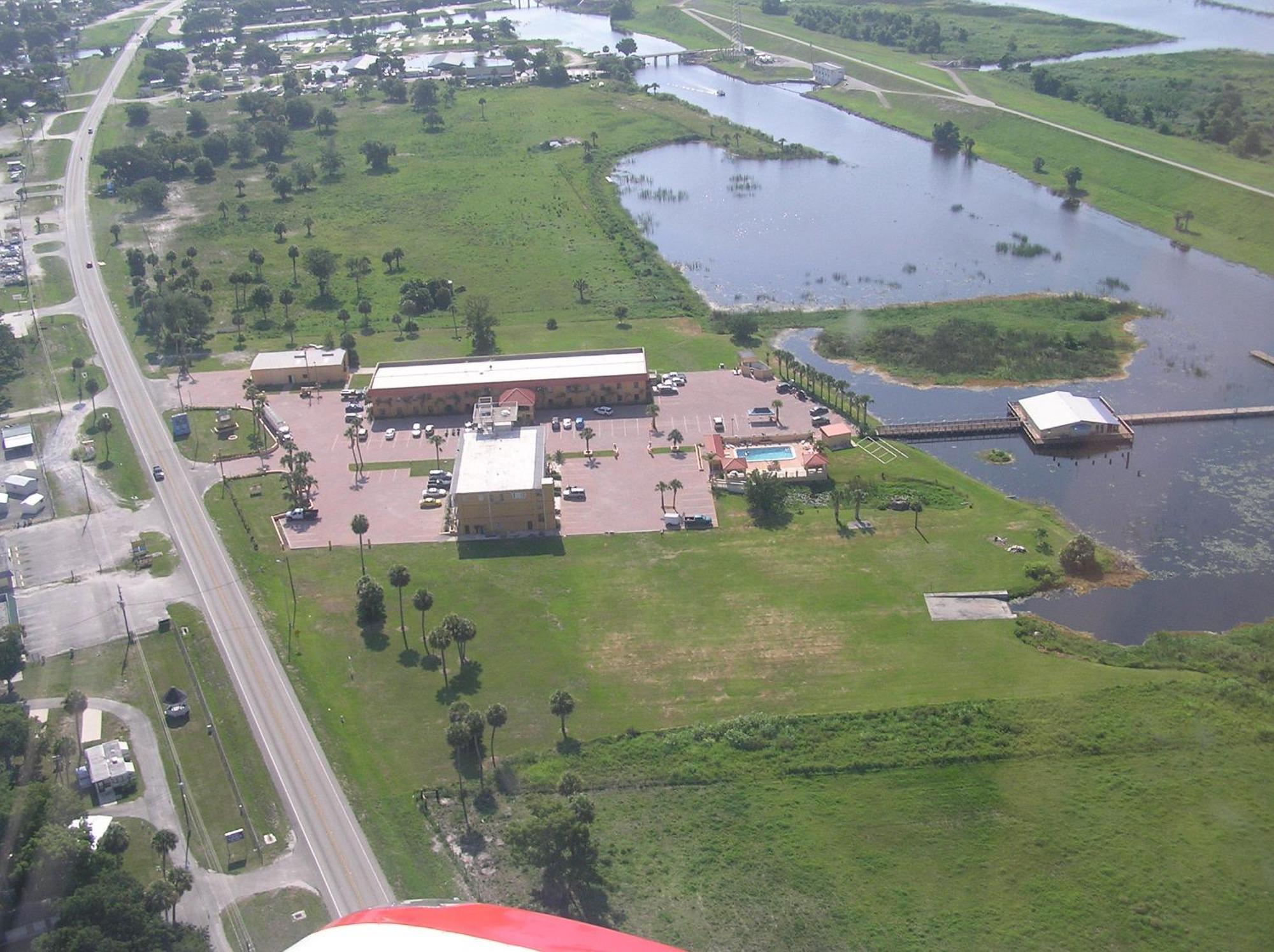 Days Inn & Suites By Wyndham Lake Okeechobee Buitenkant foto